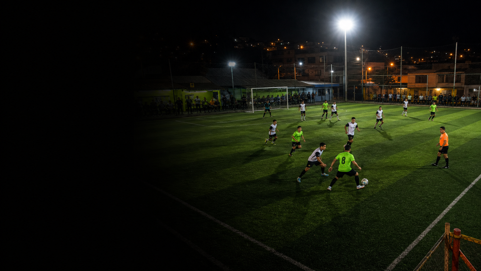 Torneo de fútbol amateur en una cancha iluminada